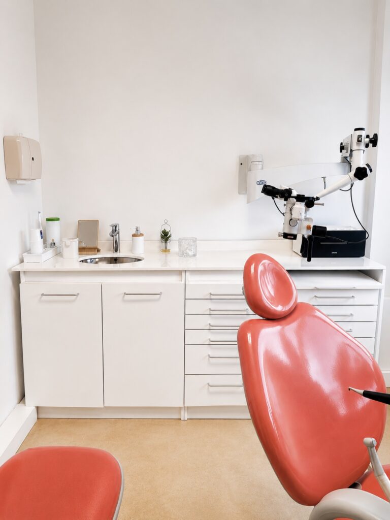 Tratamientos 1 Sillón odontológico y microscopio del consultorio
