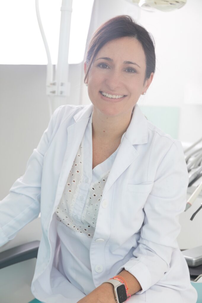 Inicio 1 Retrato profesional de la Dra. Mercedes Iriarte, periodoncista en CABA